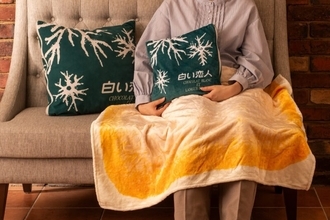 ラング・ド・シャ柄♡北海道の定番みやげ「白い恋人」がクッションブランケットになったよ！