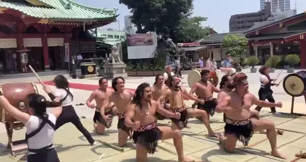 「カッコいいぞ！和太鼓とニュージーランドの伝統舞踊「ハカ」が神田明神でコラボパフォーマンス」の画像