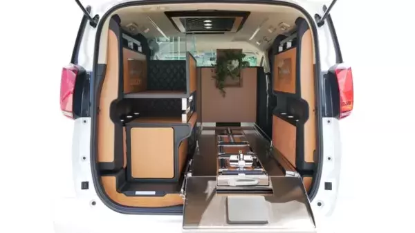 「これが霊柩車！？宮型ではないニュータイプな霊柩車「プレミアムフュージョン」を光岡自動車が発売」の画像