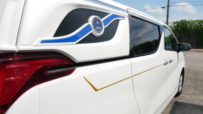 これが霊柩車！？宮型ではないニュータイプな霊柩車「プレミアムフュージョン」を光岡自動車が発売