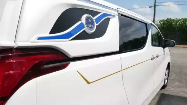 「これが霊柩車！？宮型ではないニュータイプな霊柩車「プレミアムフュージョン」を光岡自動車が発売」の画像