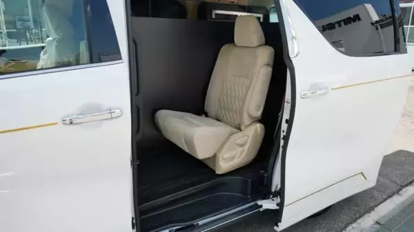 「これが霊柩車！？宮型ではないニュータイプな霊柩車「プレミアムフュージョン」を光岡自動車が発売」の画像