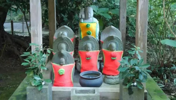 「赤いよだれかけには意味がある。道端のお地蔵さんはなぜ子供の姿をしているのか？」の画像