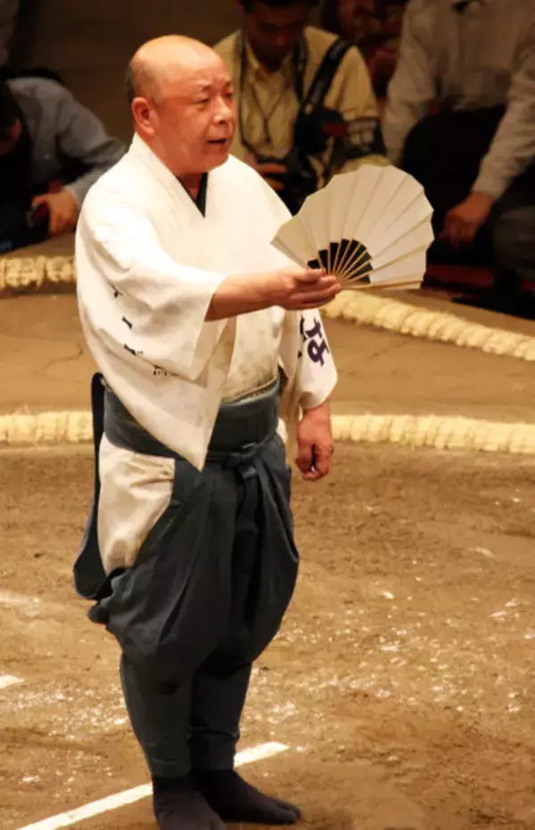 「大相撲の「呼出し」にも階級あり！力士を呼び出す以外にも大忙しなんです」の画像