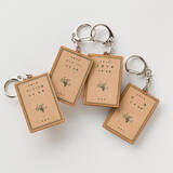 「新潮文庫の太宰治作品の表紙をモチーフにした文豪キーホルダー！」の画像1