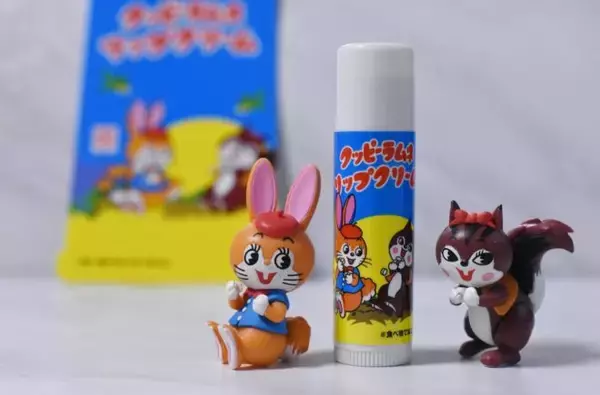 「数量限定！懐かしクッピーラムネの香りを再現した「クッピーラムネリップクリーム」が再発売」の画像