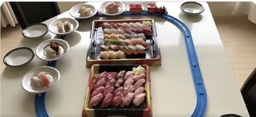 最高だこれ（笑）おうちで手軽に回転寿司が楽しめる「プラレール回転寿司」が話題に