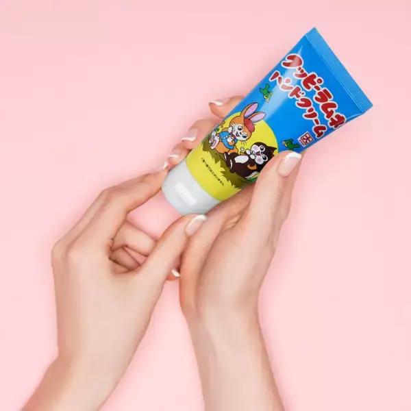 「レトロで懐かしいデザイン♡ロングセラー駄菓子「クッピーラムネ」の甘酸っぱい香りを再現したハンドクリーム新発売」の画像