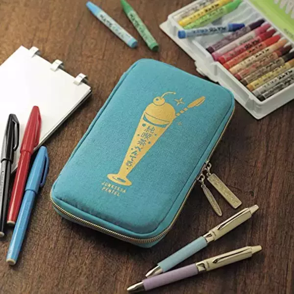 「付録にはレトロ可愛いフラットペンケース！レトロ文具 付録シリーズ「純喫茶ぺんてるへようこそ。」が発売」の画像