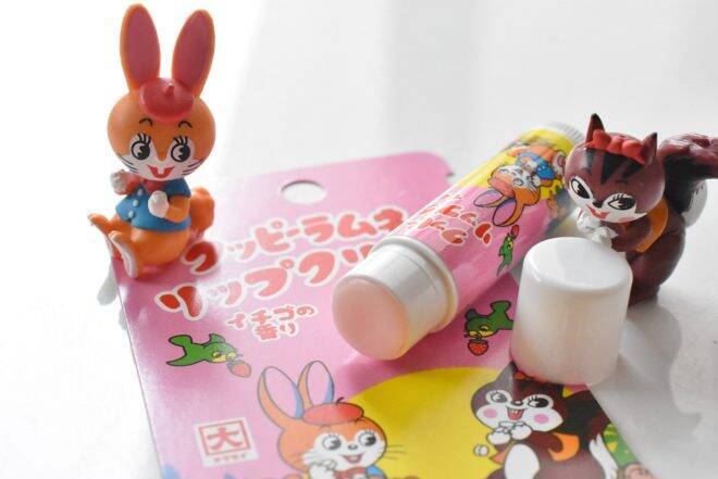 駄菓子「クッピーラムネ」の香りを表現したリップクリームに”イチゴの香り”が新登場