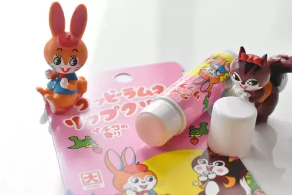 「駄菓子「クッピーラムネ」の香りを表現したリップクリームに”イチゴの香り”が新登場」の画像