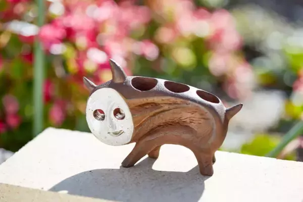 「岡本太郎の人気作品「犬の植木鉢」を海洋堂がデスクトップサイズで精巧にフィギュア化！」の画像