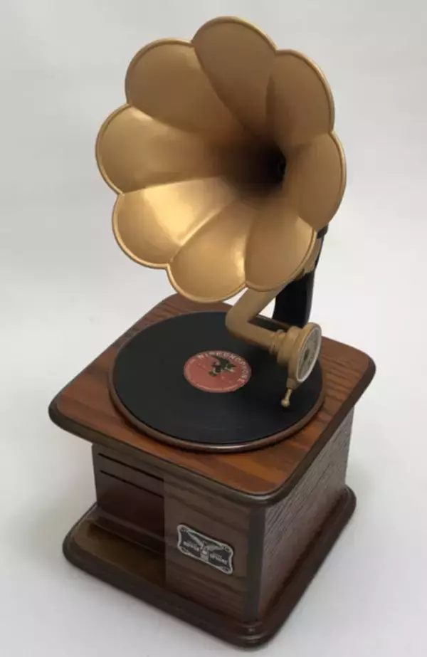 「スマホスピーカーにもなる！レトロ感あふれる朝顔ラッパ型の「インテリア蓄音器」」の画像