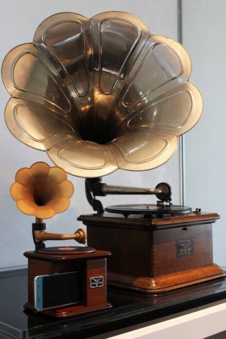 スマホスピーカーにもなる！レトロ感あふれる朝顔ラッパ型の「インテリア蓄音器」