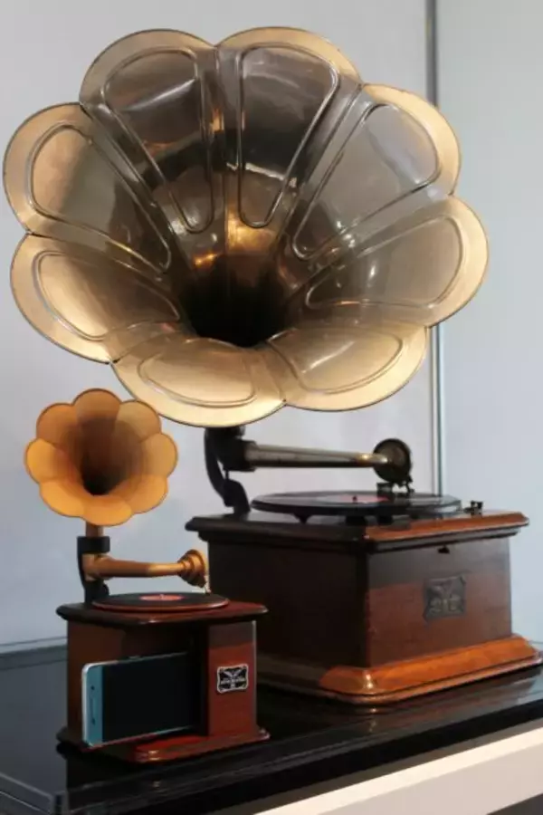 「スマホスピーカーにもなる！レトロ感あふれる朝顔ラッパ型の「インテリア蓄音器」」の画像