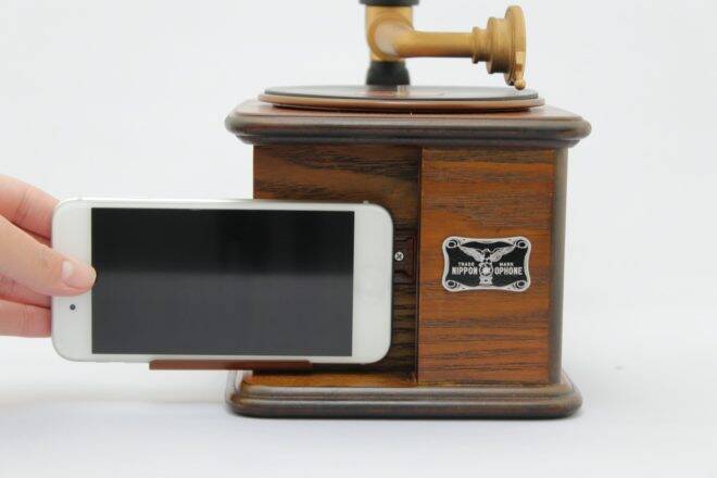 スマホスピーカーにもなる！レトロ感あふれる朝顔ラッパ型の「インテリア蓄音器」