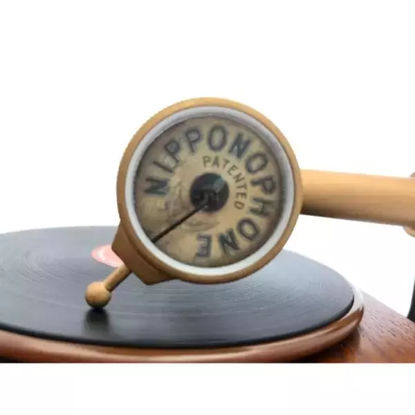 「スマホスピーカーにもなる！レトロ感あふれる朝顔ラッパ型の「インテリア蓄音器」」の画像