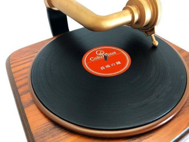 スマホスピーカーにもなる！レトロ感あふれる朝顔ラッパ型の「インテリア蓄音器」