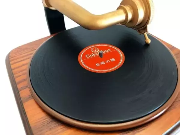 「スマホスピーカーにもなる！レトロ感あふれる朝顔ラッパ型の「インテリア蓄音器」」の画像