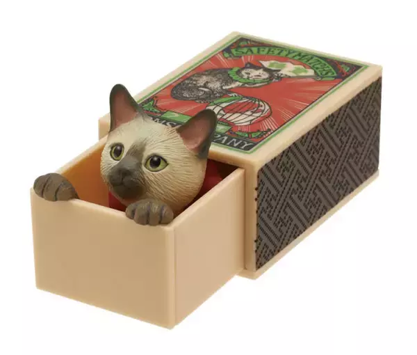 「レトロなマッチ箱を引き出すと猫があなたを見つめるよ！カプセルトイ「マッチボックス猫」が可愛すぎ♡」の画像