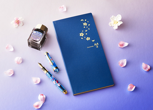 入学祝いにぴったり！夜桜をテーマにしたノート、万年筆、ボトルインクのセットが素敵です