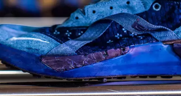 「足袋が着想源のNIKEスニーカーに藍染モデル「ISPA ドリフター Indigo」が登場」の画像