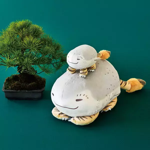 「謎可愛い♡歌川芳員の浮世絵に登場するあの謎の動物「虎子石」がポーチ＆クッションになった！」の画像