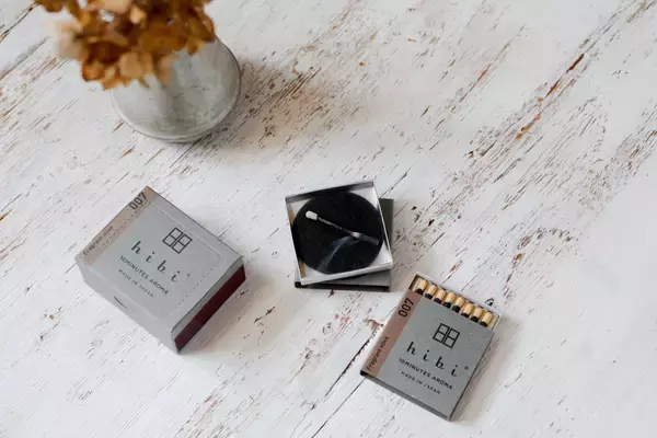 マッチのように擦って火をつけるお香「hibi」に”金木犀の香り”が新登場
