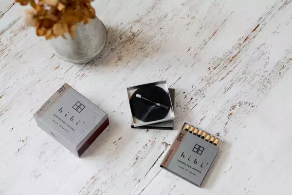 「マッチのように擦って火をつけるお香「hibi」に”金木犀の香り”が新登場」の画像