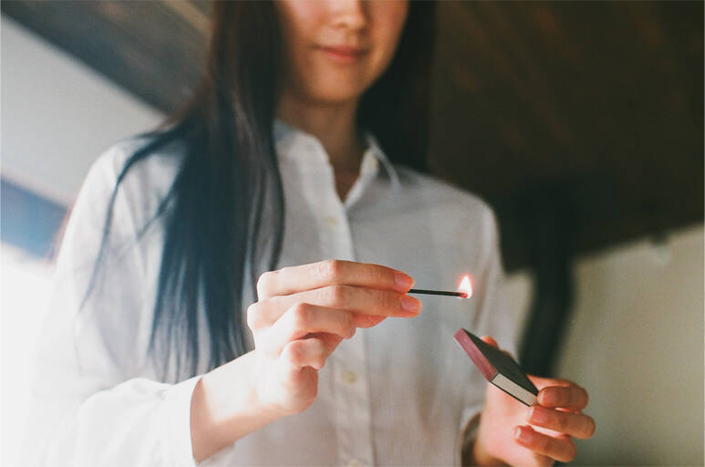 マッチのように擦って火をつけるお香「hibi」に”金木犀の香り”が新登場