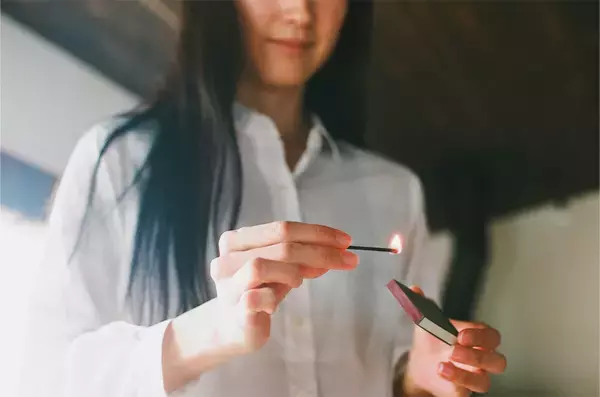 「マッチのように擦って火をつけるお香「hibi」に”金木犀の香り”が新登場」の画像