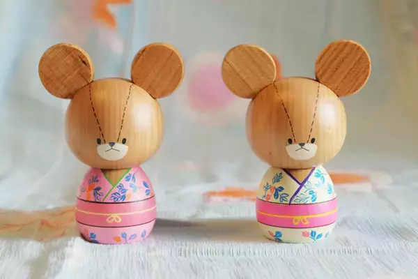 「ルルロロこけし可愛いっ！「くまのがっこう」×「伝統工芸」のコラボで初の和小物登場」の画像