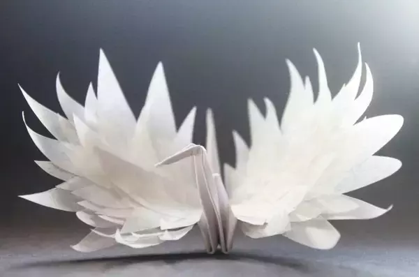 「独創的で美しい！折り鶴を365日インスタグラムで公開し続ける海外アーティストの作品」の画像