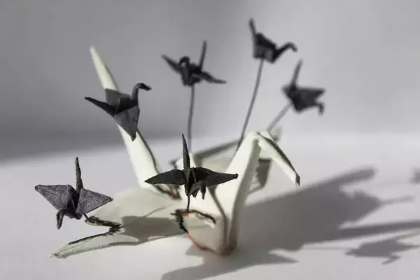 「独創的で美しい！折り鶴を365日インスタグラムで公開し続ける海外アーティストの作品」の画像