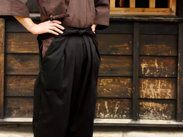 「こういうの待ってた！とネットがザワついたチノパンみたいな袴「チノばかま」に新色が登場」の画像