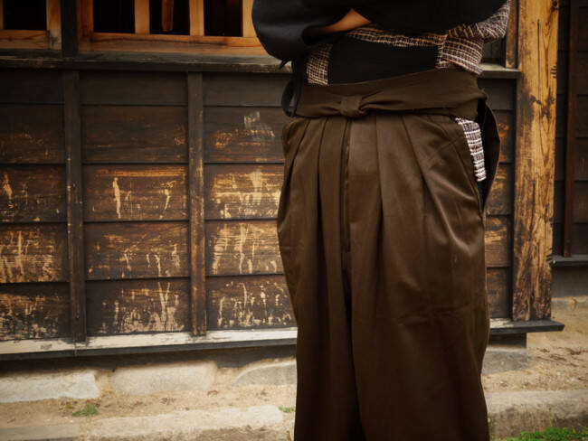 こういうの待ってた！とネットがザワついたチノパンみたいな袴「チノばかま」に新色が登場