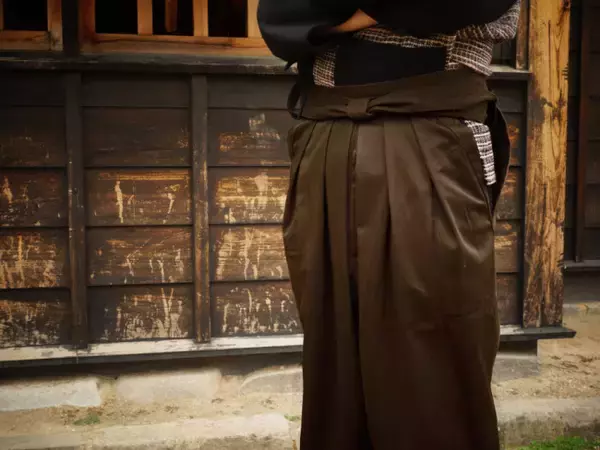 「こういうの待ってた！とネットがザワついたチノパンみたいな袴「チノばかま」に新色が登場」の画像