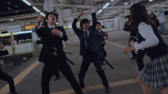 まさに女子高生無双 日本刀のサラリーマンを女子高生がバッサバッサと何人斬り 16年4月12日 エキサイトニュース