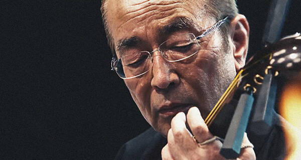 三味線を弾く志村けん 男前 志村けん スカパラのweb限定スペシャルムービー公開 16年7月13日 エキサイトニュース