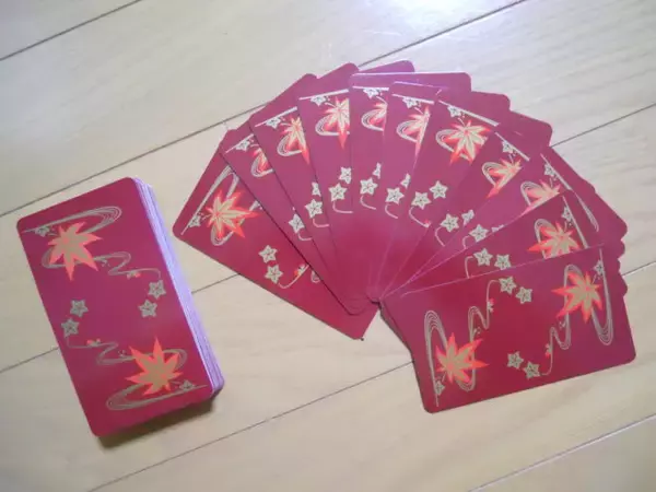 「どうやって楽しむん！？百人一首でもいろはかるたでもない、その名も「浮世絵タロット」」の画像