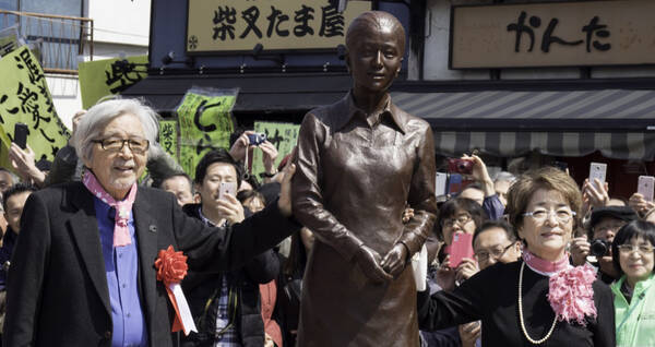 寅さんの視線の先にはさくら 東京柴又の駅前に 男はつらいよ のさくら像が設置 17年3月27日 エキサイトニュース