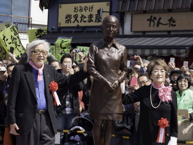 寅さんの視線の先にはさくら 東京柴又の駅前に 男はつらいよ のさくら像が設置 17年3月27日 エキサイトニュース