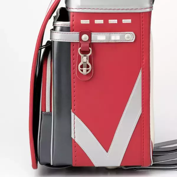 「レッド＆シルバーの配色！ウルトラセブンをイメージしたランドセルが78点限定で発売」の画像