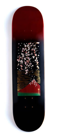 極上の存在感！石川県の伝統工芸「山中漆」に蒔絵を施したスケボー 