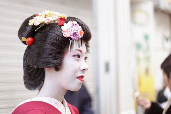 浅草に振袖さん♪ 宴席に華を添えたい時は「振袖さん」でおもてなし