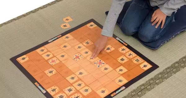 駒がデカッ！動かし方もわかりやすい初心者用の将棋セット「カードではじめて将棋」