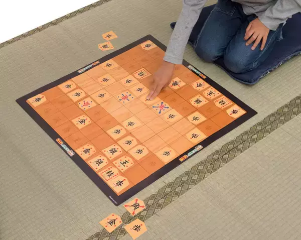 「駒がデカッ！動かし方もわかりやすい初心者用の将棋セット「カードではじめて将棋」」の画像