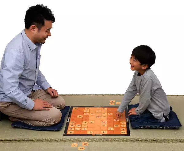 「駒がデカッ！動かし方もわかりやすい初心者用の将棋セット「カードではじめて将棋」」の画像