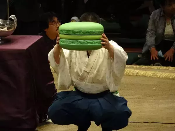 大相撲の表彰式でおなじみ巨大マカロン！なぜ登場するようになったのか？