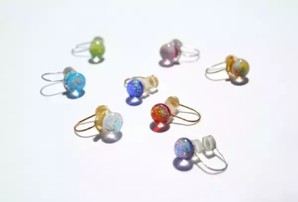 「ちはやぶる…百人一首の歌をイメージした京ガラスのイヤリングが素敵！」の画像